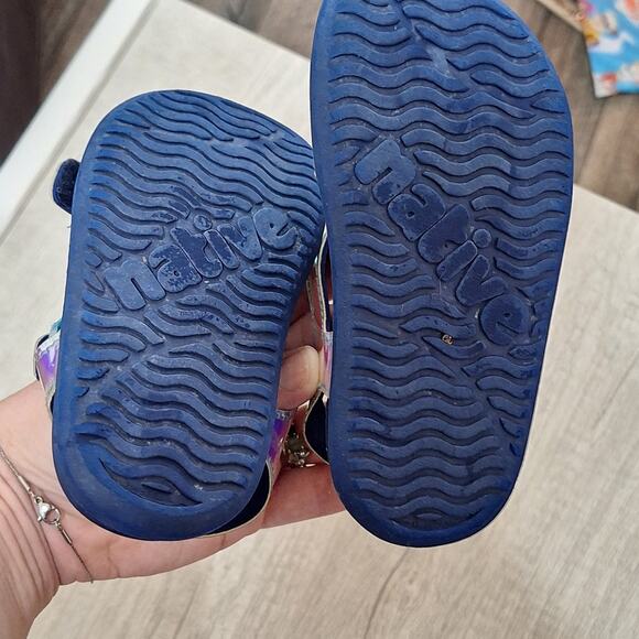 Native toddler girls 9 Charley Holographic navy silver strap sandals - Picture 4 of 5